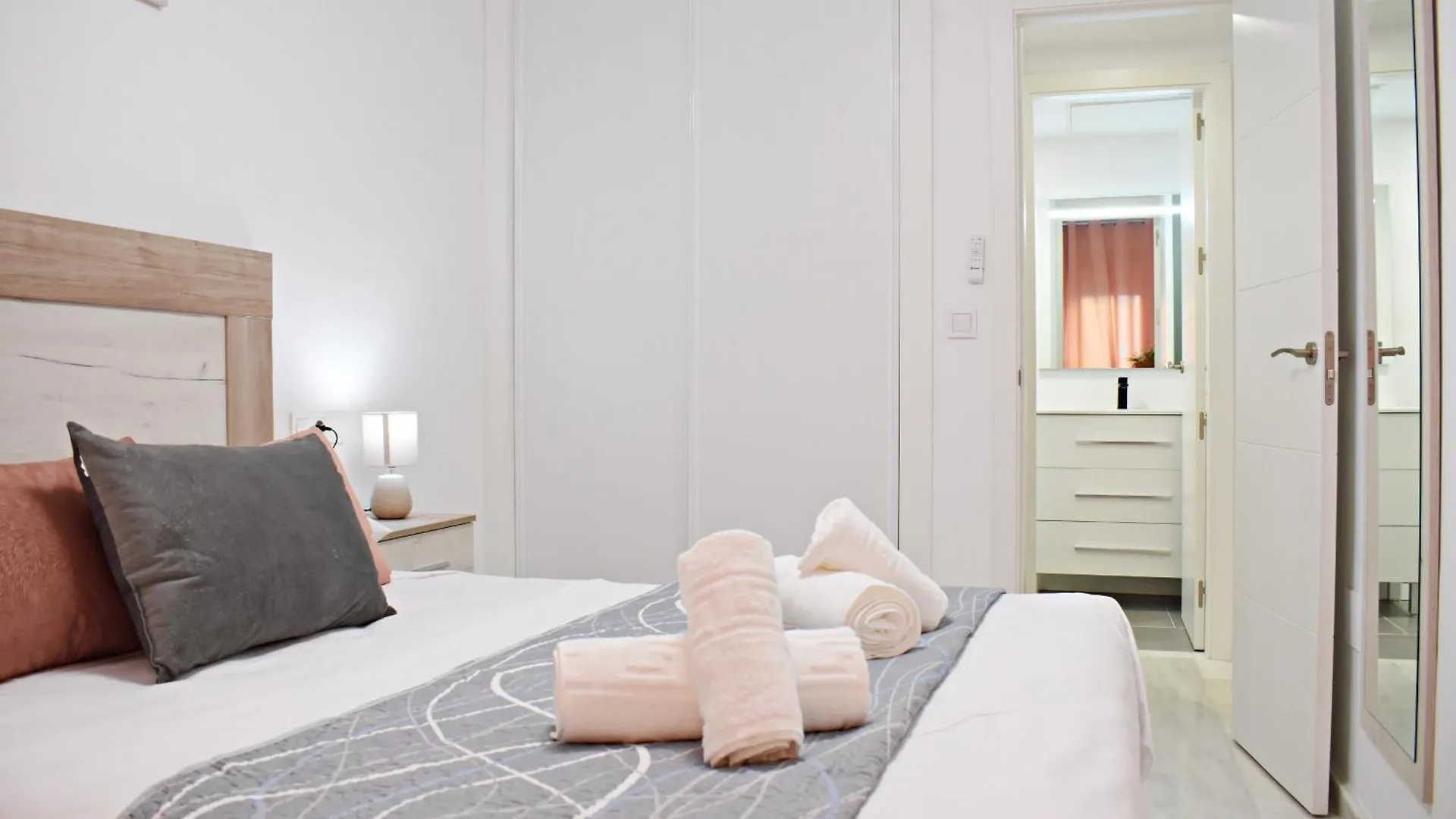 Apartment At La Isla Preciosos Apartamentos Cerca Del Centro De La Ciudad Y De La Playa Malaga