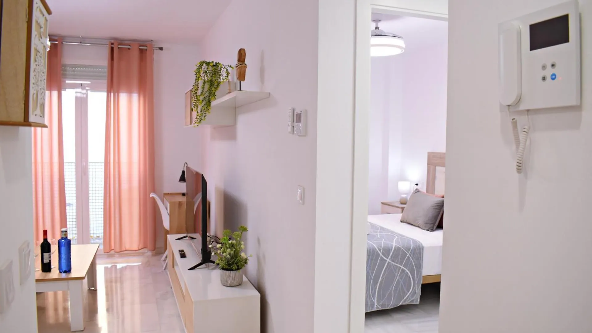 At La Isla Preciosos Apartamentos Cerca Del Centro De La Ciudad Y De La Playa Màlaga Apartmán